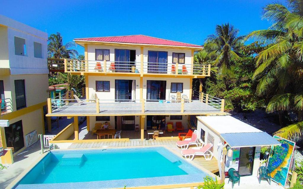 Beach Club Budget Rooms At Popeyes Caye Caulker Exterior foto