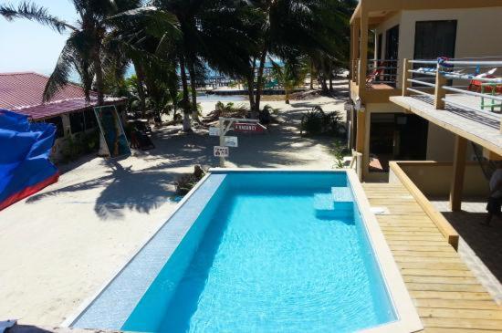 Beach Club Budget Rooms At Popeyes Caye Caulker Exterior foto