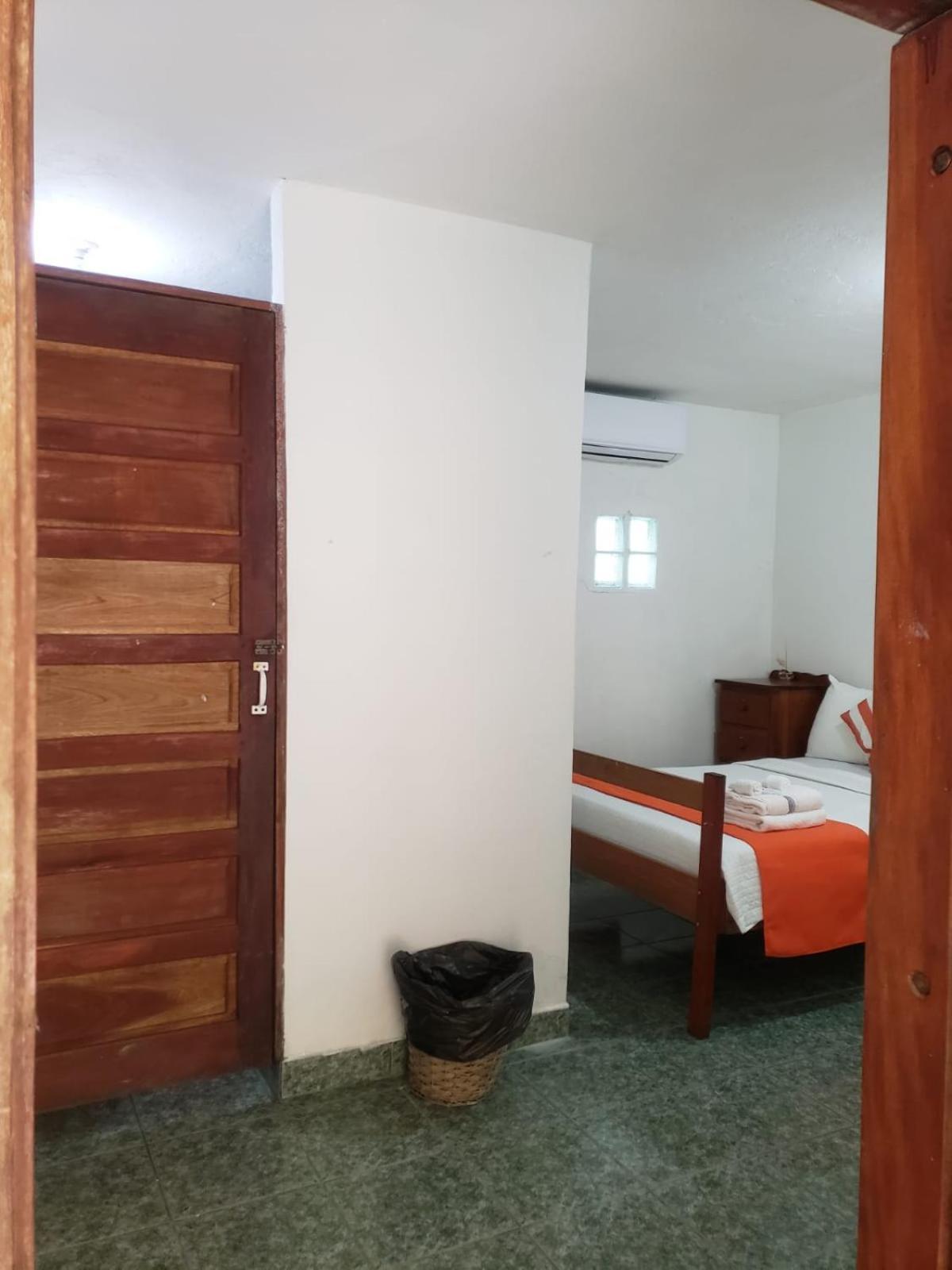 Beach Club Budget Rooms At Popeyes Caye Caulker Exterior foto