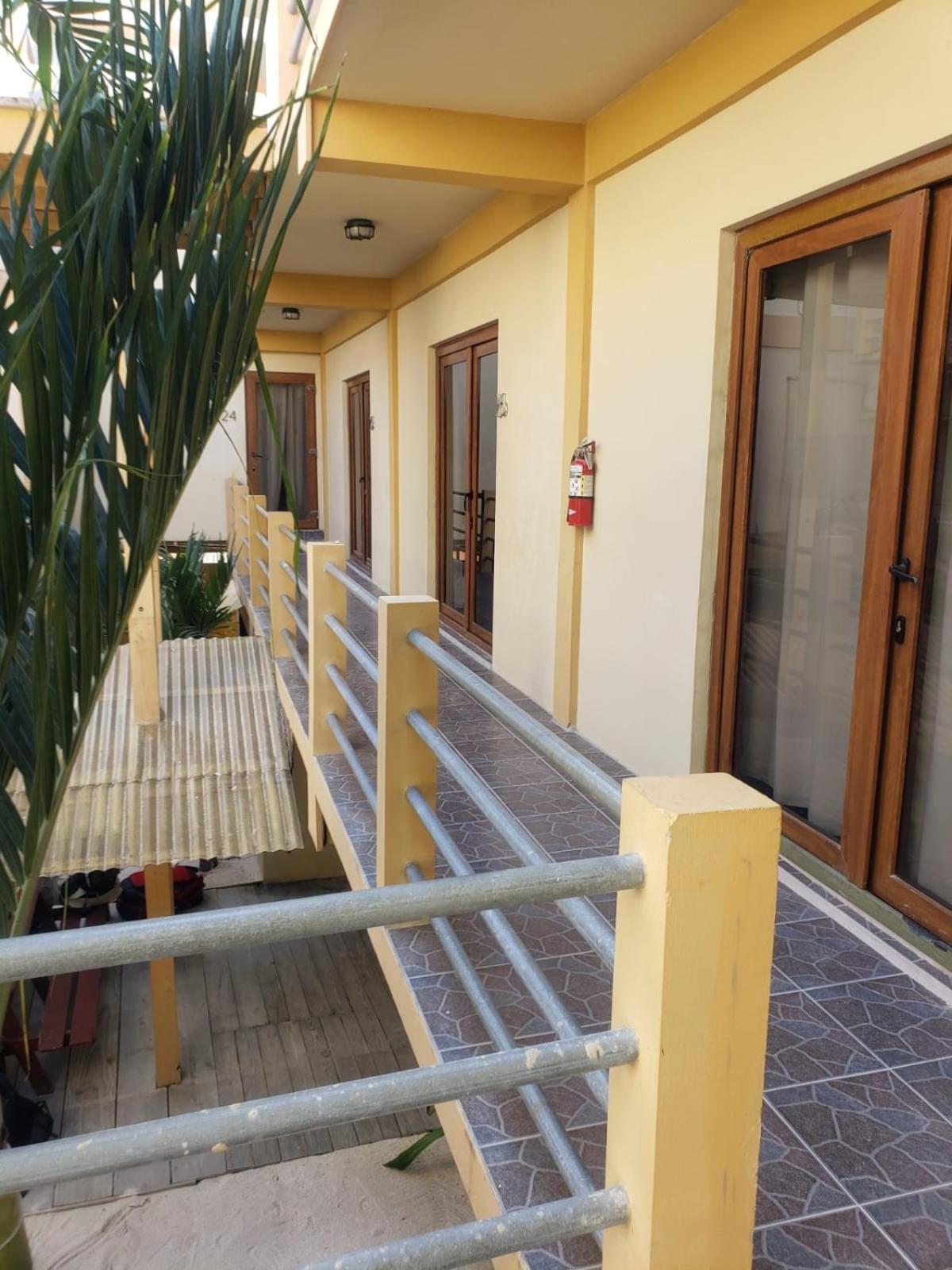 Beach Club Budget Rooms At Popeyes Caye Caulker Exterior foto