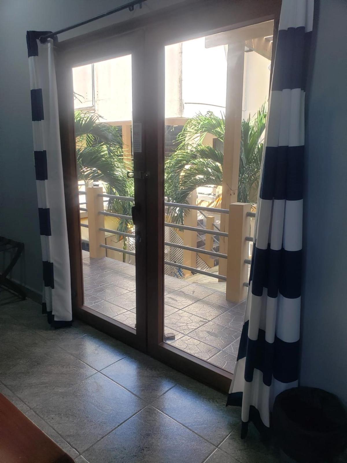 Beach Club Budget Rooms At Popeyes Caye Caulker Exterior foto