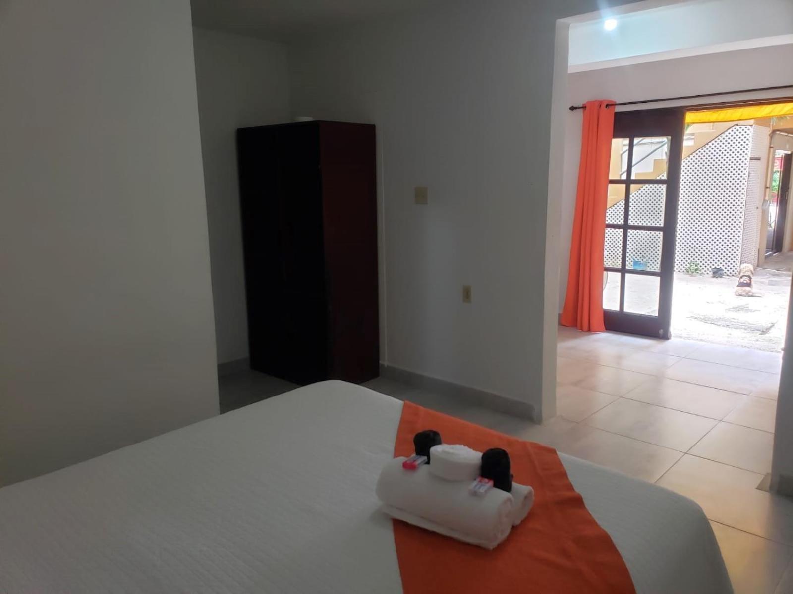 Beach Club Budget Rooms At Popeyes Caye Caulker Exterior foto
