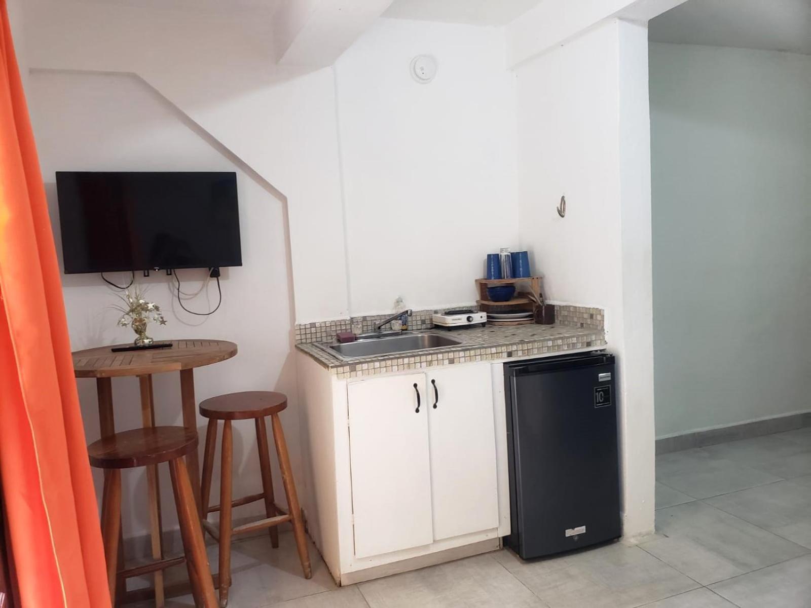 Beach Club Budget Rooms At Popeyes Caye Caulker Exterior foto