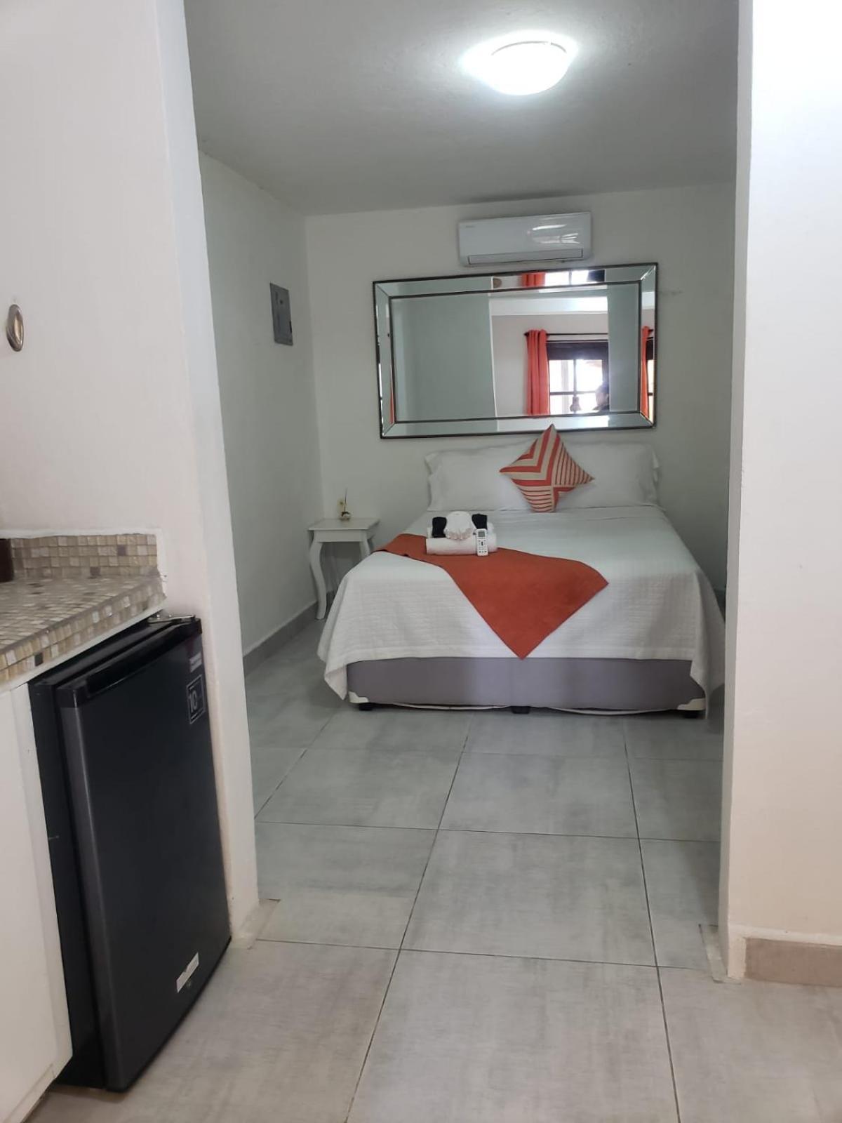 Beach Club Budget Rooms At Popeyes Caye Caulker Exterior foto